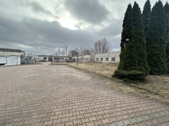 Plac z dwoma magazynami pod wynajem