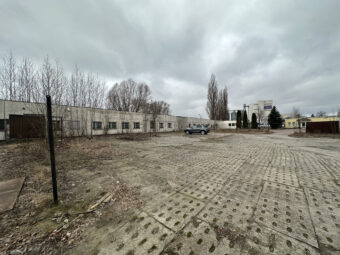 Plac z dwoma magazynami pod wynajem