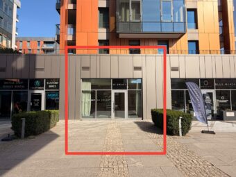 Przestronny lokal z dużą witryną i ogródkiem
