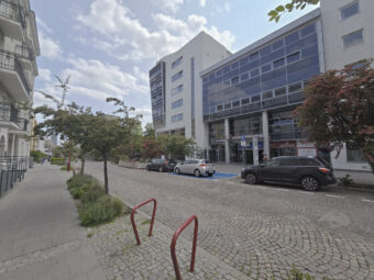 witryna, parter, przy samym wejściu do Atrium