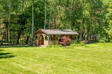 Piękna posiadłość, 1.2ha, dom z basenem, staw, las