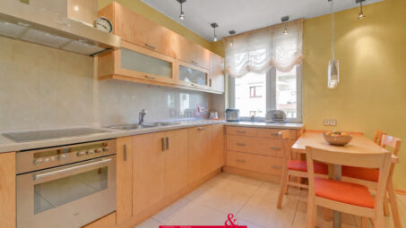 Kameralny budynek, osobna kuchnia, garderoba