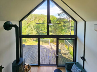 Linia brzegowa 70 m, 2 pomosty, 2 domy, balia kort