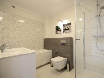 Dwupoziomowy apartament w inwestycji z basenem
