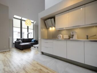Dwupoziomowy apartament w inwestycji z basenem